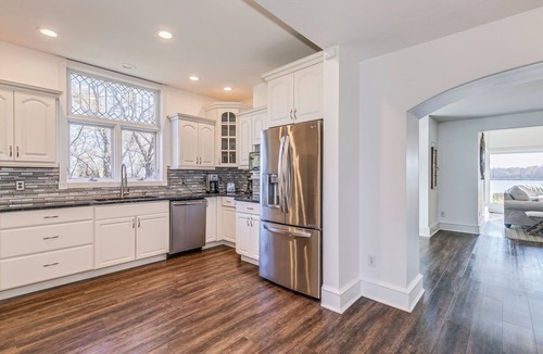 Greenfield House | NEW! Stunning Lakeside Getaway, AC + WiFi