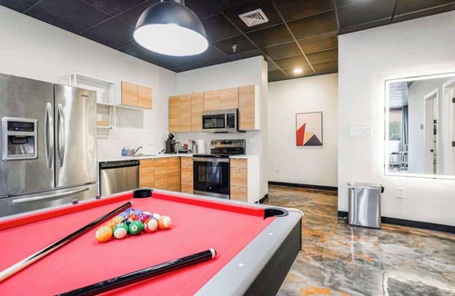North Oakland Apartment | *New* *Unique* 3b/3b sleeps 12 in North Oakland!