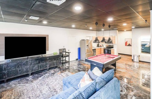 North Oakland Apartment | *New* *Unique* 3b/3b sleeps 12 in North Oakland!