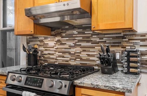 Italian Village House | *NEW* Walk 2 Short North | Hot Tub | Easy Parking