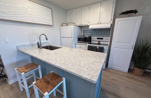 Port Clinton Condo | NEW Waterfront Condo-Beach, Pool, Hot Tub, Jet Exp