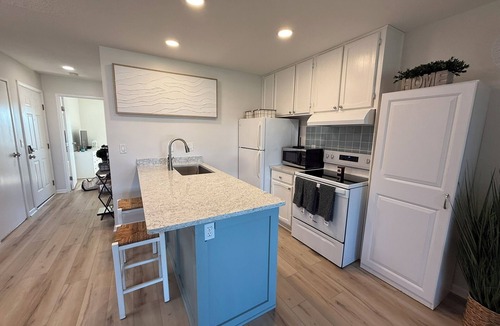 Port Clinton Condo | NEW Waterfront Condo-Beach, Pool, Hot Tub, Jet Exp