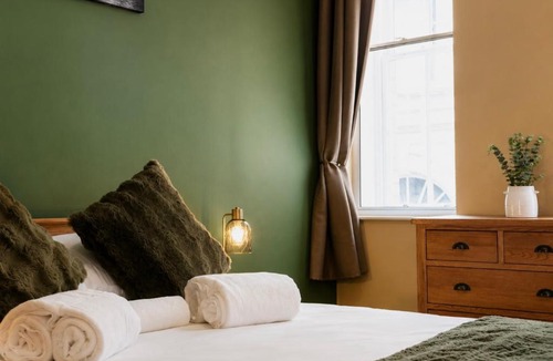 Newcastle-upon-Tyne Apartment | Newcastle City Centre - 2 Bedroom Apartment Near Train Station