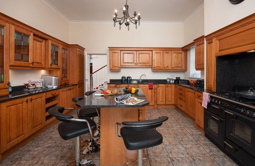 Chester-le-Street House | Newcastle & Durham 15 minutes. Hot-tub luxury