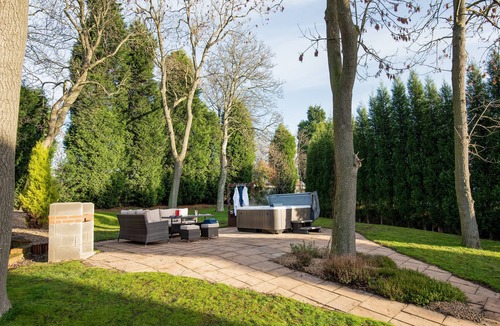 Chester-le-Street House | Newcastle & Durham 15 minutes. Hot-tub luxury