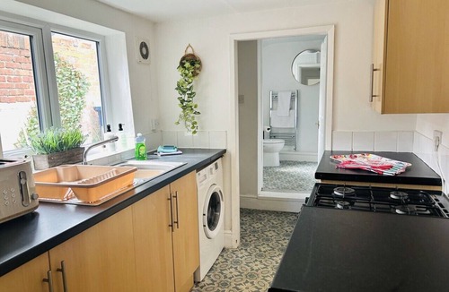 Sunderland House | Newly Refreshed Cottage | New King Bed | Free Parking | WiFi