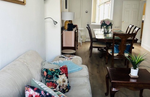 Sunderland House | Newly Refreshed Cottage | New King Bed | Free Parking | WiFi