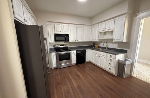 Somerset House | Newly Remodeled 4 bedroom - 5 minute walk to downtown fountain!