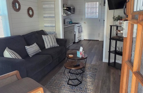 Geneva-on-the-Lake House | Newly Remodeled Linny's GOTL Cottages Charming 2-bdr bungalow walk to strip/park