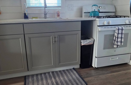 Geneva-on-the-Lake House | Newly Remodeled Linny's GOTL Cottages Charming 2-bdr bungalow walk to strip/park