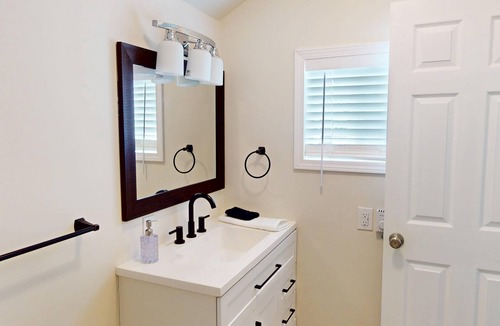 Marion Apartment | Newly renovated 1-bedroom apartment designed for comfort and convenience. Enjoy a king bed, 65” Smart TVs in the living room and bedroom, a fully stocked kitchen, workspace, and in-unit washer/dryer. Perfect for visiting Indiana Wesleyan University,