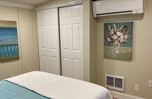 Salisbury Cottage | Newly renovated, 2 BR 2 BA only 32 steps off the beach!