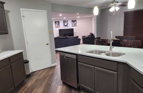 Wayne House | Newly Renovated, 2miles to Airport, Spacious, With Gym