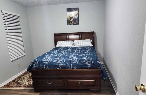 Wayne House | Newly Renovated, 2miles to Airport, Spacious, With Gym