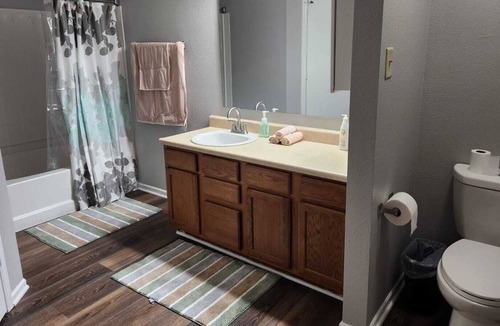 Wayne House | Newly Renovated, 2miles to Airport, Spacious, With Gym