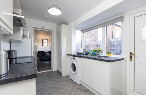 Sunderland House | Newly Renovated 3BR House near hospital & uni