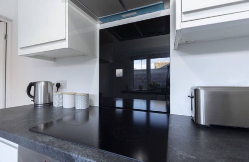 Sunderland House | Newly Renovated 3BR House near hospital & uni