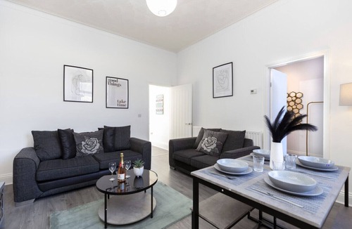 Sunderland House | Newly Renovated 3BR House near hospital & uni