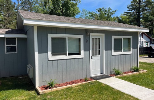 Oscoda Cabin | NEWLY RENOVATED! Cozy cabin in peaceful Oscoda with WiFi, AC