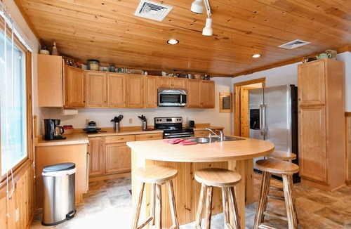 Hayward House | Newly renovated large space - great for groups