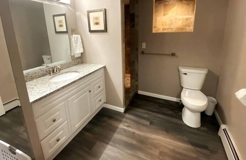 Ashwaubenon House | Newly Updated! 10 Minute walk to Lambeau by RedAwning