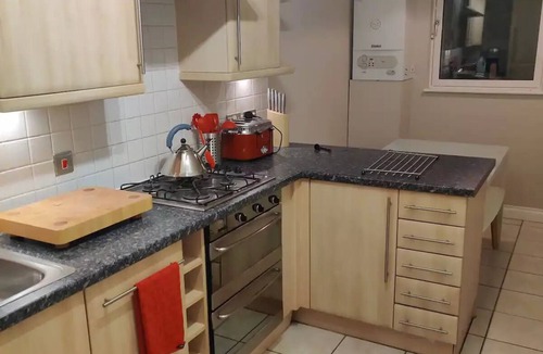 Old Town Apartment | Next to the Palace and Royal Mile with parking