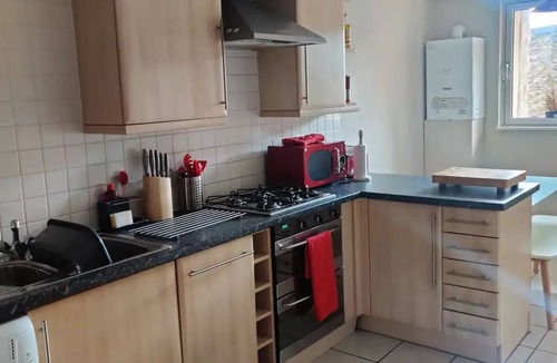 Old Town Apartment | Next to the Palace and Royal Mile with parking
