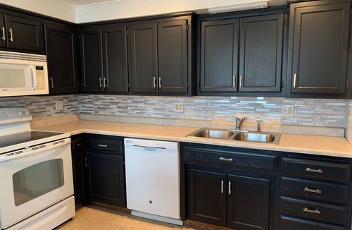 Ashwaubenon House | NFL Draft, 3-bedroom house Green Bay easy walk to Titletown w/parking, WiFi