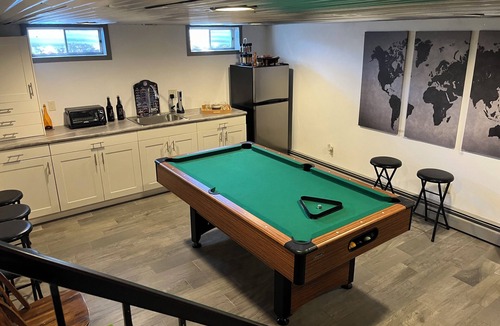 Ashwaubenon House | NFL Draft, 3-bedroom house Green Bay easy walk to Titletown w/parking, WiFi