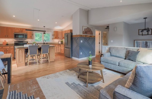 Goffstown House | NH Escape, 4 Bedroom, Pool, Hot Tub, Quiet Location