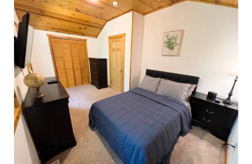 Wisconsin Dells House | Nine mins from Down Town Wisconsin Dells. Pet Friendly, Private Area