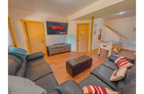 Wisconsin Dells House | Nine mins from Down Town Wisconsin Dells. Pet Friendly, Private Area