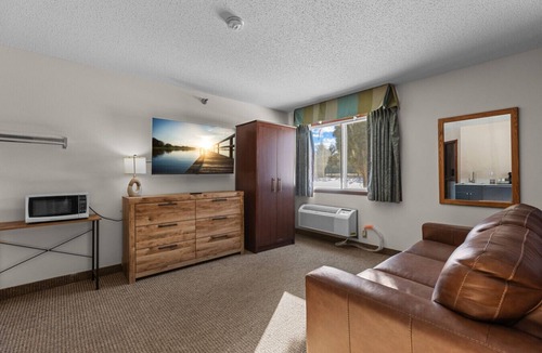 Nisswa Bed & Breakfast | Nisswa Hotel & Suites – Gull Lake Grand Family Suite · King + 2 Queens · Kitchenette