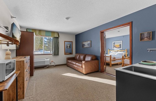 Nisswa Bed & Breakfast | Nisswa Hotel & Suites – Gull Lake Grand Family Suite · King + 2 Queens · Kitchenette