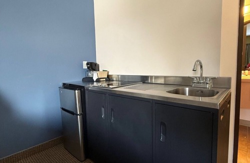 Nisswa Bed & Breakfast | Nisswa Hotel & Suites Upper Gull Lake Single Queen · Kitchenette