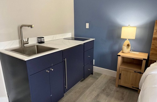 Nisswa Bed & Breakfast | Nisswa Hotel & Suites Upper Gull Lake Single Queen · Kitchenette