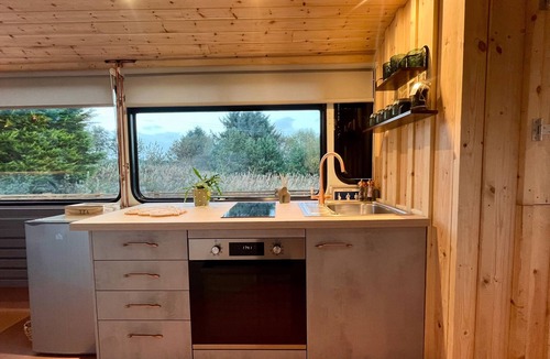 Gateshead Cottage | NO 1 THE DEPOT, character holiday cottage, with hot tub in Springwell