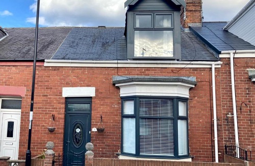 Sunderland Apartment | No 7 - 3 Bed House, Parking, Walkable to City, Quiet Location