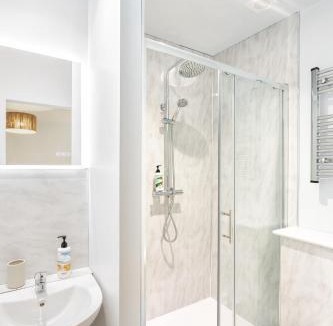Hele Apartment | North Devon Resort - One Bedroom Vista Seaview with Hot Tub!