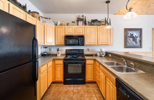 Two Harbors Condo | Northern Lakeside Haven with Pool & Lake Access
