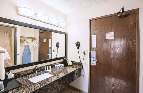 Milwaukee Hotel | Norwood Inn & Suites Milwaukee