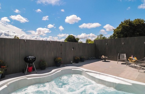Bishop Sutton House | NUMBER 7, pet friendly, with hot tub in Bishop Sutton