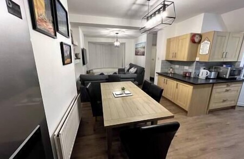 Newcastle-upon-Tyne House | Numero Venti Aparthouse*wi fi* parking* Hot Tub