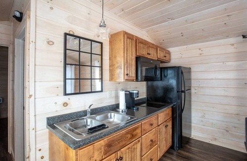 North Sebago Villa | Nuthatch Limit 4 2 Bedroom Cabin