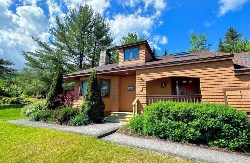Carroll Villa | O8 Renovated Forest Cottage Townhome with great Mt Washington views fast wifi Walk to skiing
