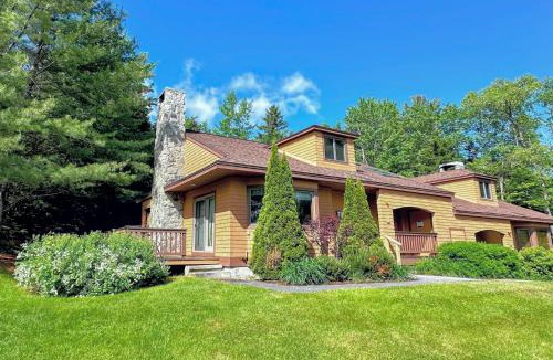 Carroll Villa | O8 Renovated Forest Cottage Townhome with great Mt Washington views fast wifi Walk to skiing