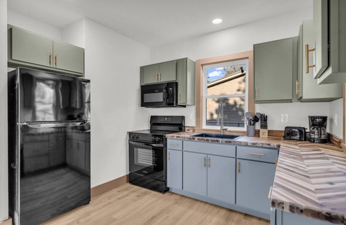 North Lakeport House | Oak & Clay Haven – Walk to Bar & Beach!