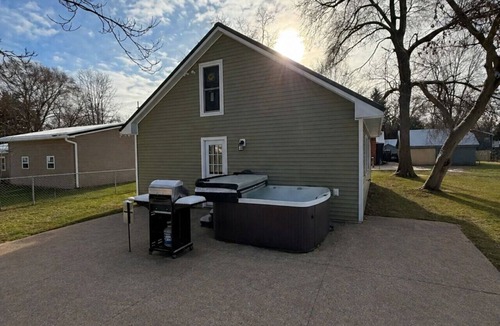 North Lakeport House | Oak & Clay Haven – Walk to Bar & Beach!