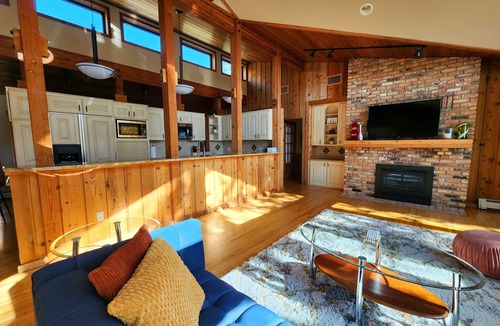 Rochester House | Oak Savanna Retreat | 5 bedrm, 7 mi to Mayo Clinic