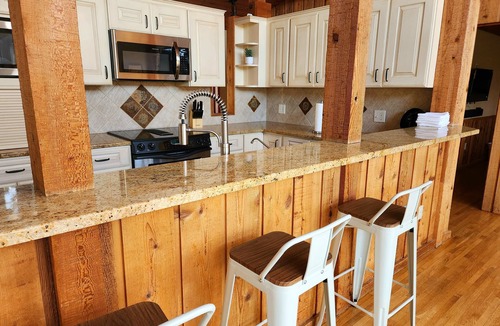 Rochester House | Oak Savanna Retreat | 5 bedrm, 7 mi to Mayo Clinic